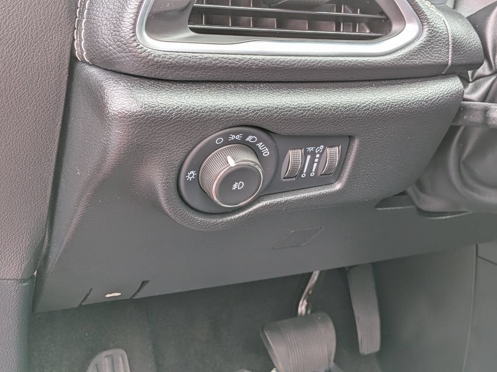 Used 2025 Chrysler Pacifica Limited FWD image 15