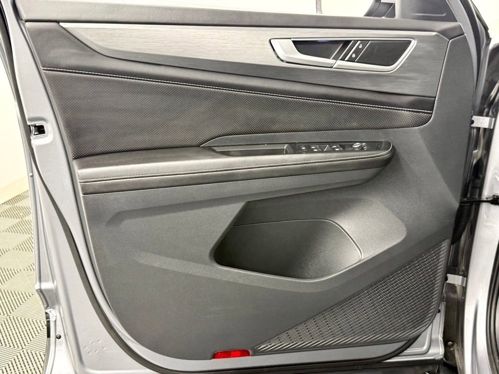 Used 2025 Volkswagen Atlas Cross Sport SE image 17