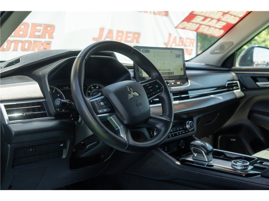 Used 2025 Mitsubishi Outlander AWD image 38