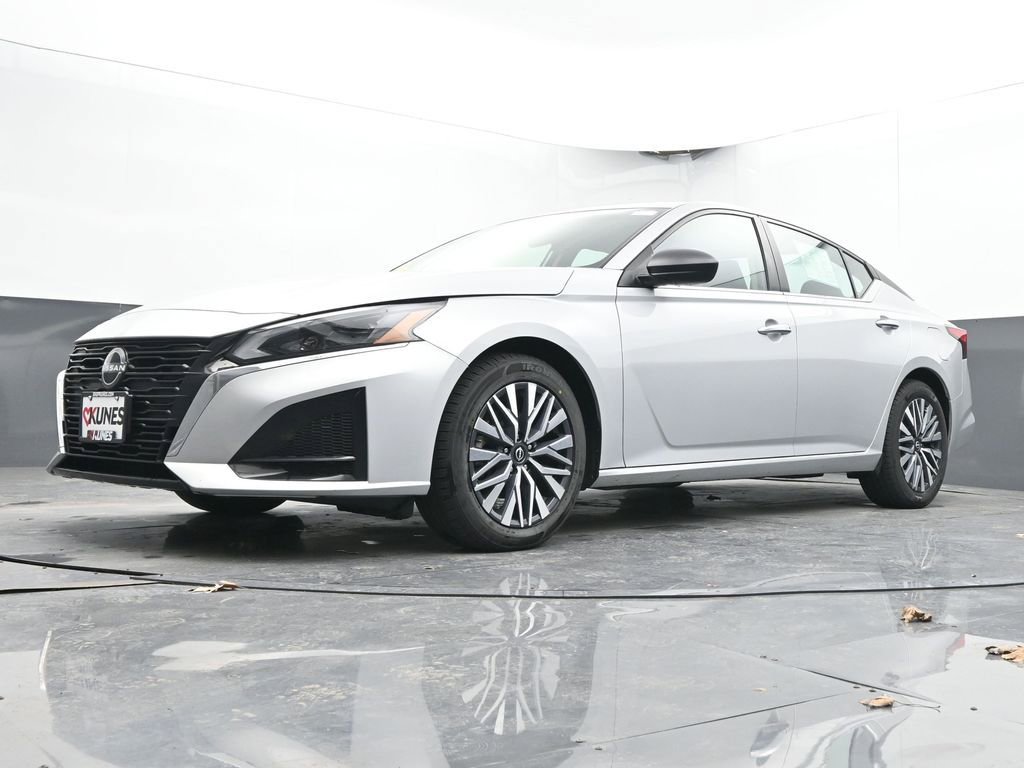 Used 2024 Nissan Altima 2.5 SV FWD image 39