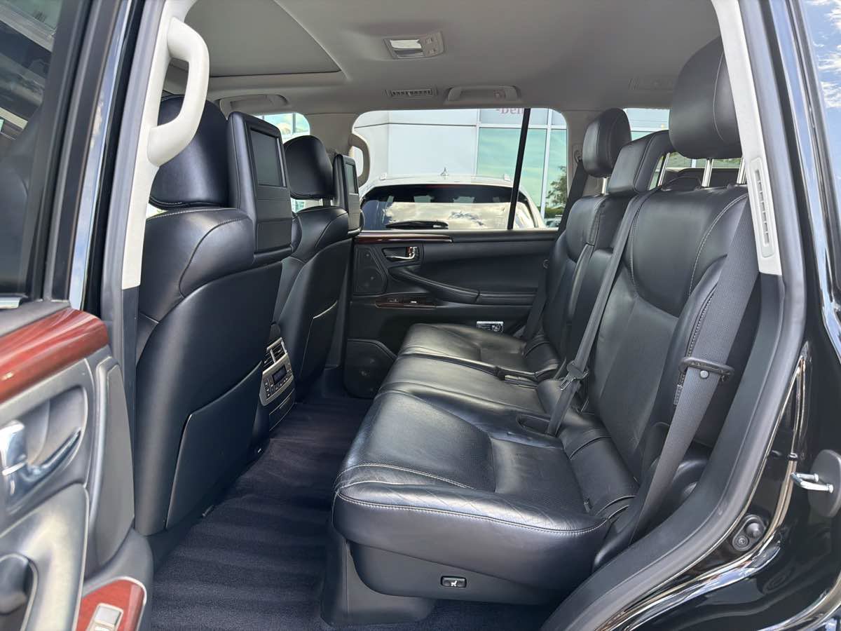 Used 2013 Lexus LX 570 4WD w/ Luxury Pkg image 11