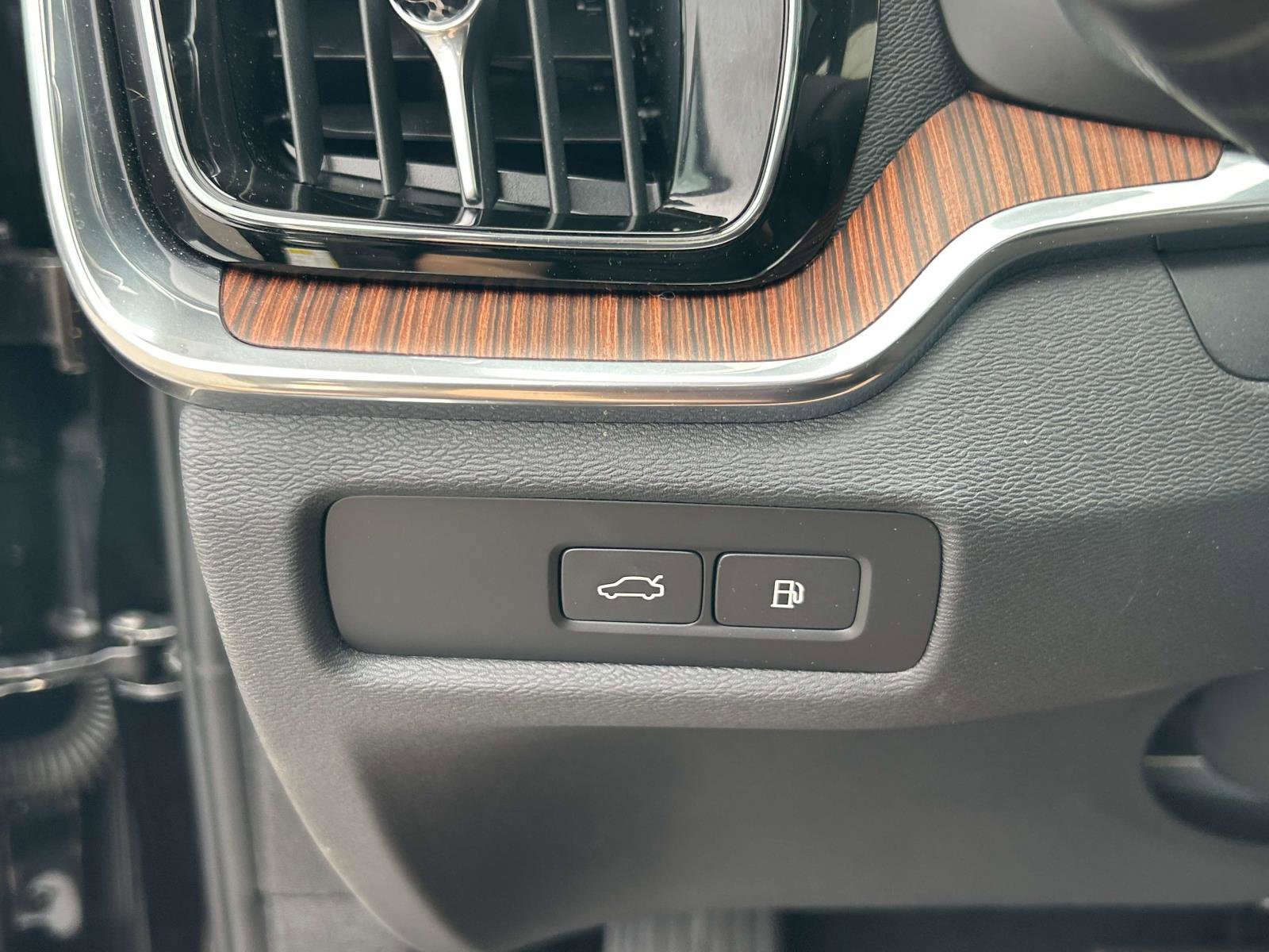 Certified 2025 Volvo S60 T8 Plus AWD/4WD image 20