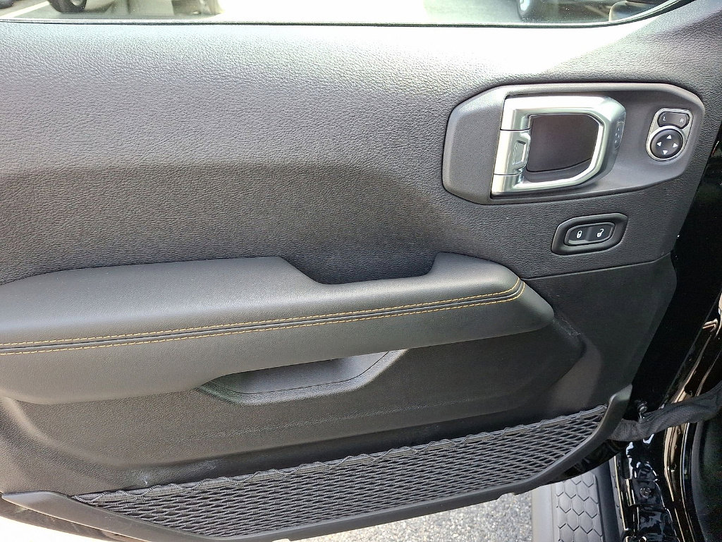 Certified 2025 Jeep Wrangler Sahara w/ Technology Group image 10