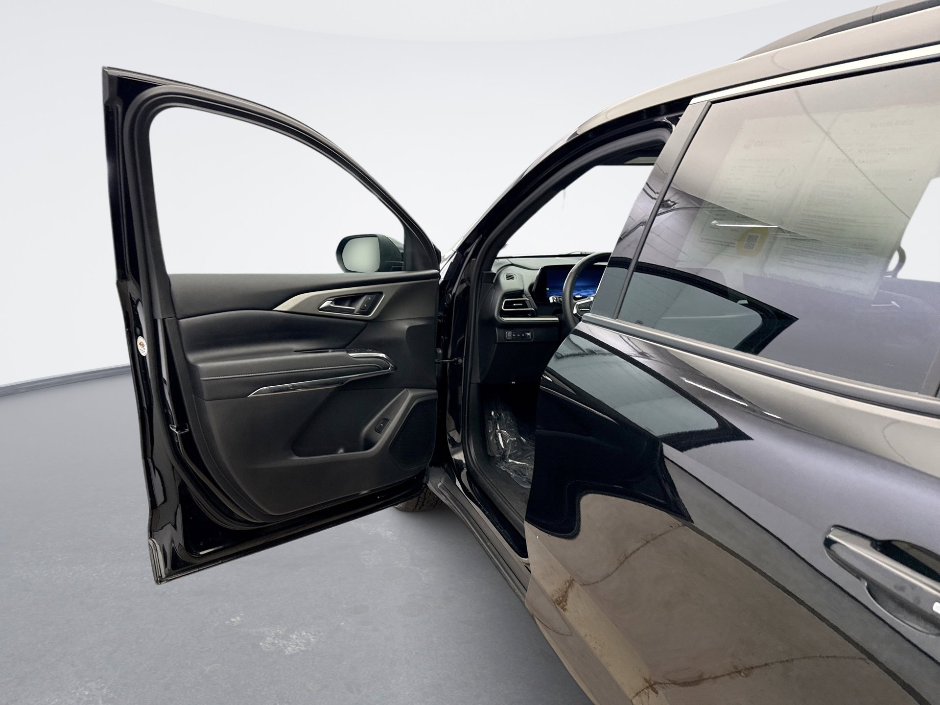 Used 2025 Chevrolet Traverse LT w/ Sun and Wheel Package image 9