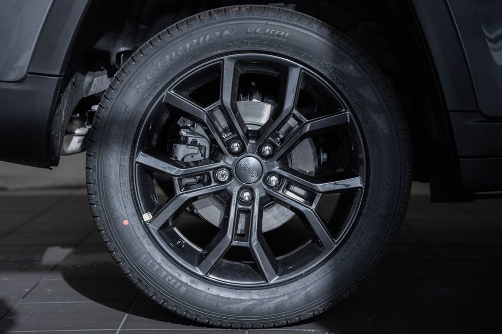 New 2025 Jeep Grand Cherokee Limited image 18