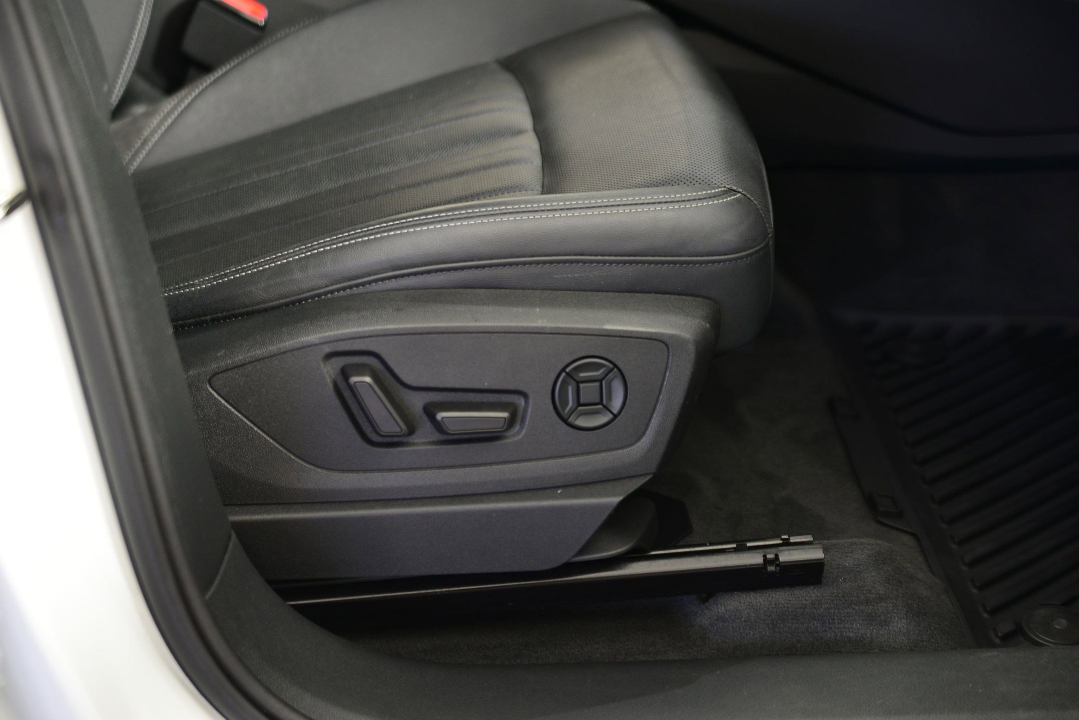 Used 2020 Audi e-tron Premium Plus image 10