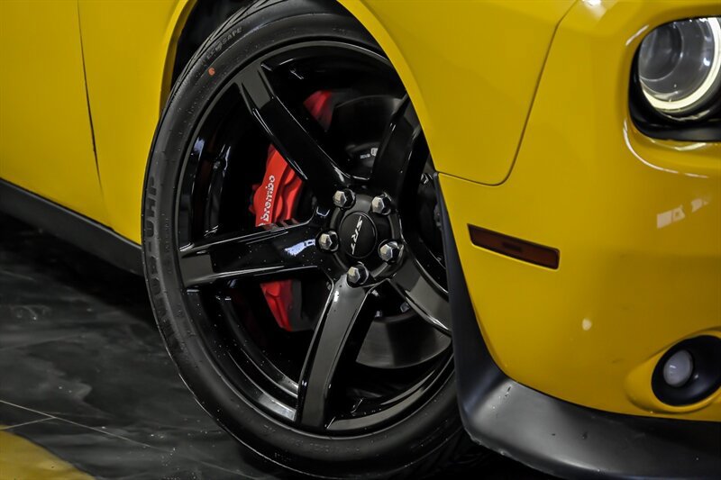 Used 2017 Dodge Challenger SRT RWD image 3