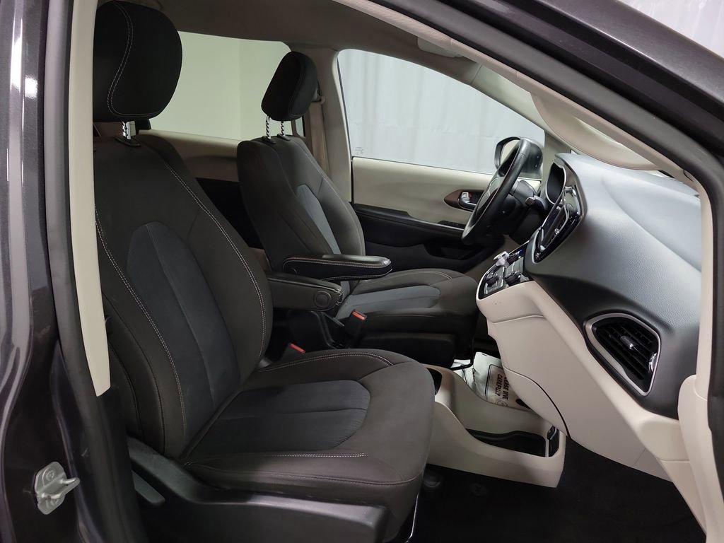 Used 2020 Chrysler Voyager L image 27