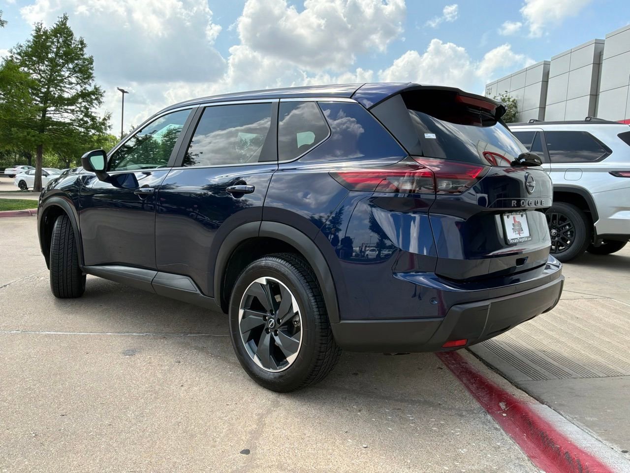 Used 2025 Nissan Rogue SV FWD image 8