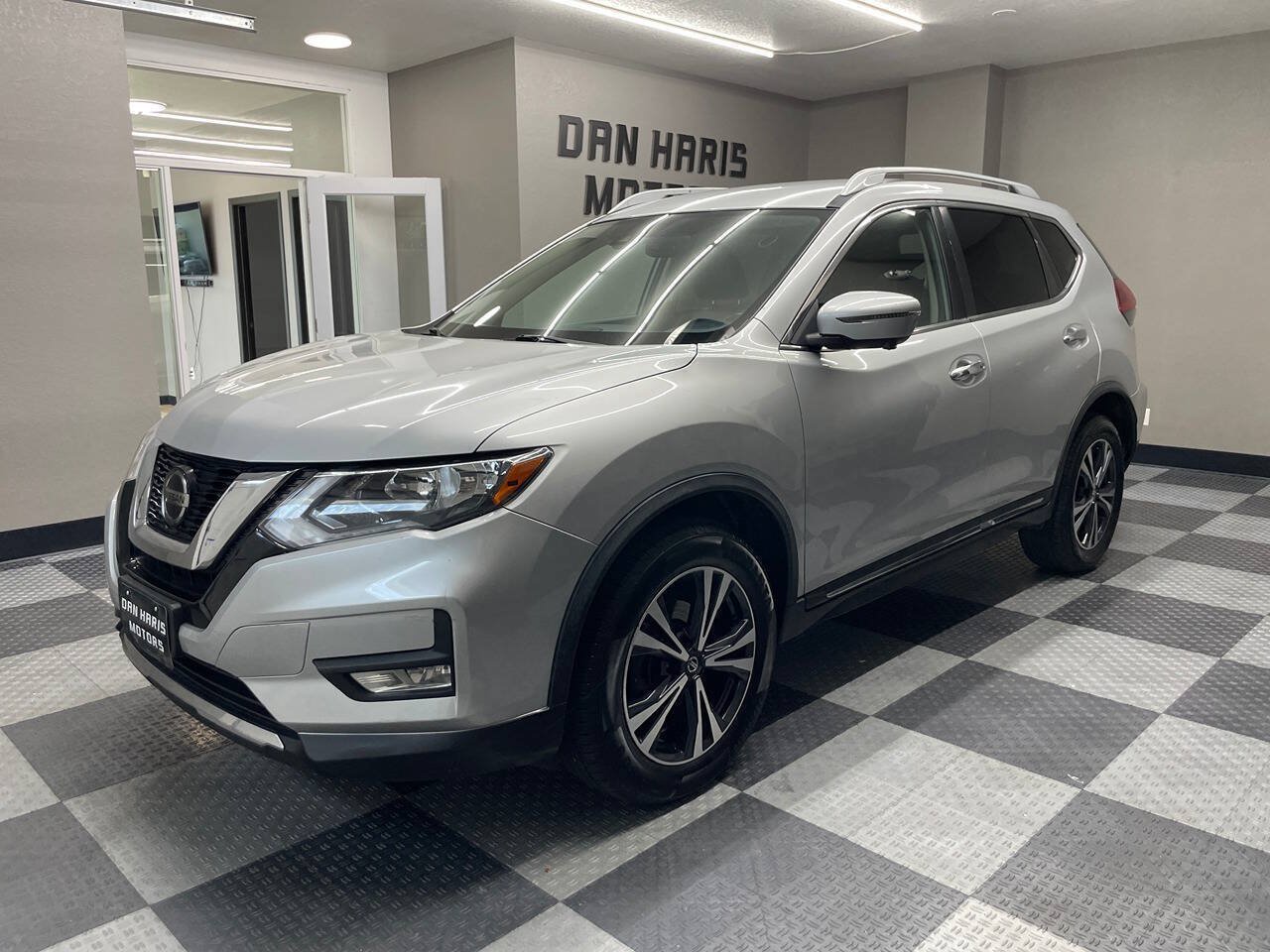 Used 2018 Nissan Rogue SL AWD/4WD image 2