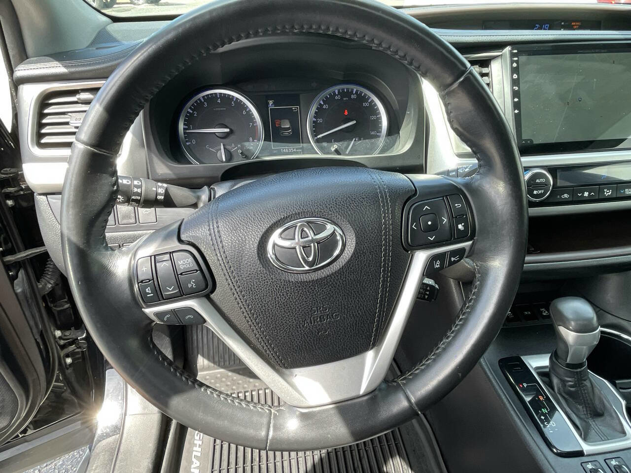 Used 2019 Toyota Highlander XLE AWD/4WD image 17