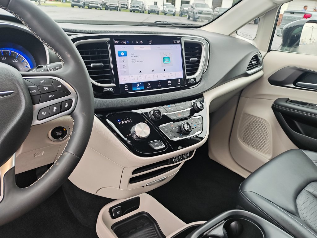 Used 2024 Chrysler Pacifica Touring-L FWD image 20