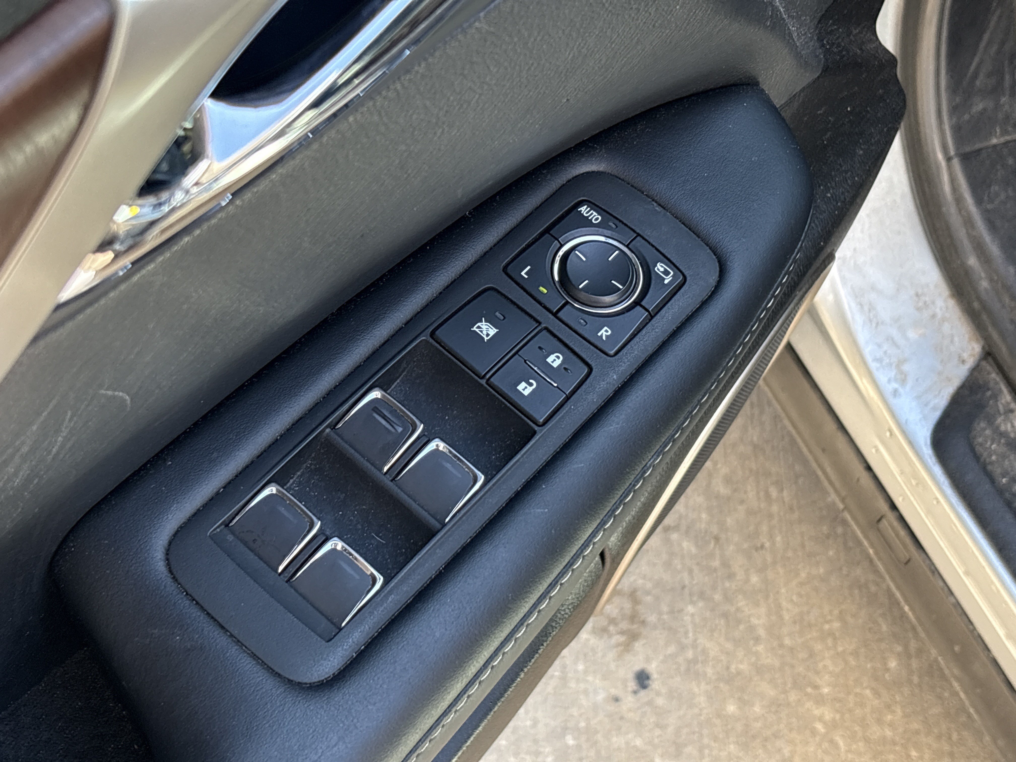 Used 2022 Lexus RX 350L Premium w/ Premium Package AWD/4WD image 15