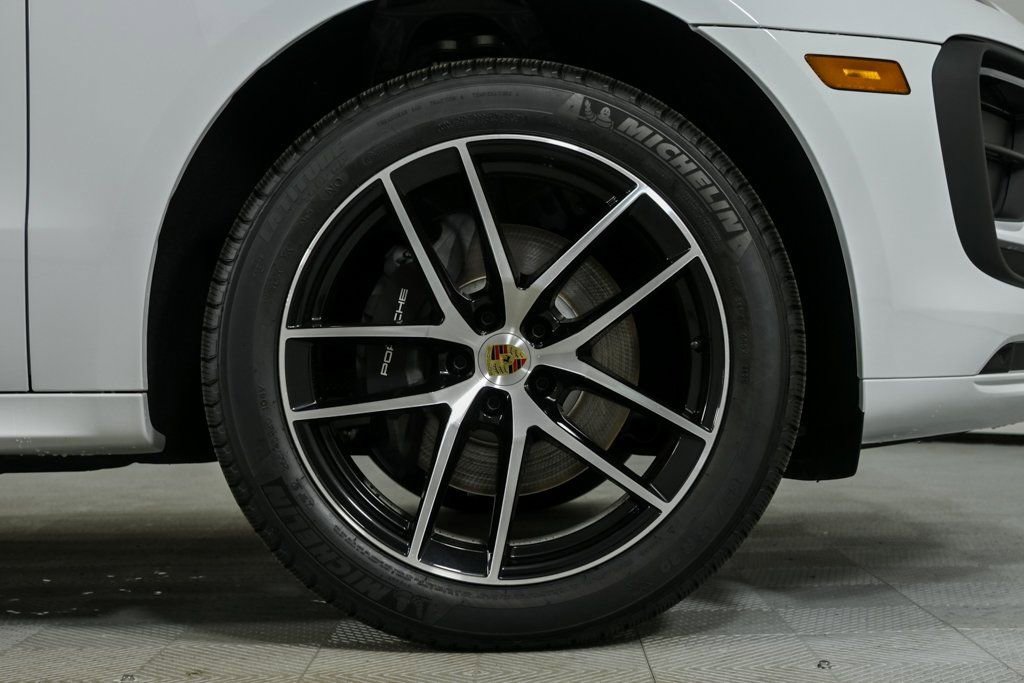 Certified 2025 Porsche Macan image 38
