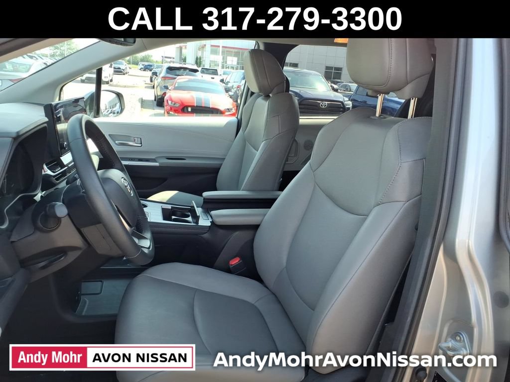 Used 2025 Toyota Sienna XLE FWD image 17