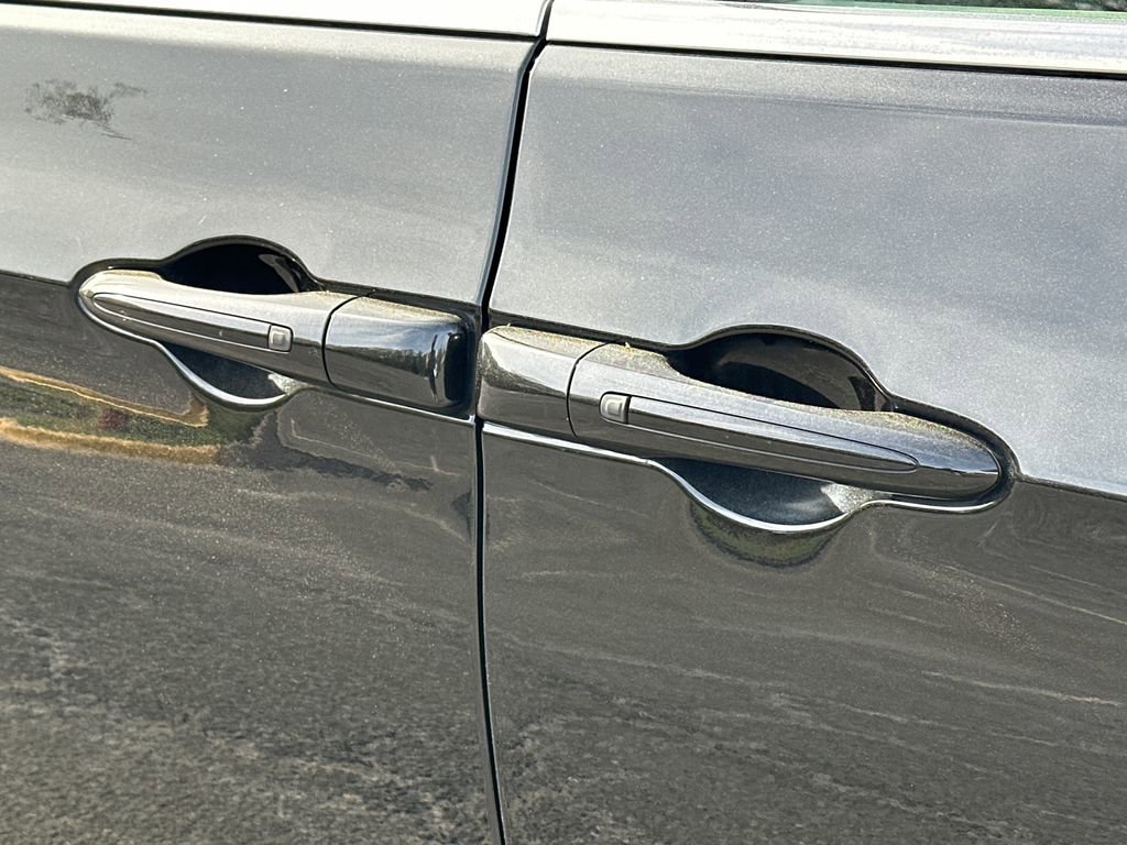 Used 2023 Chrysler Pacifica Touring-L image 12