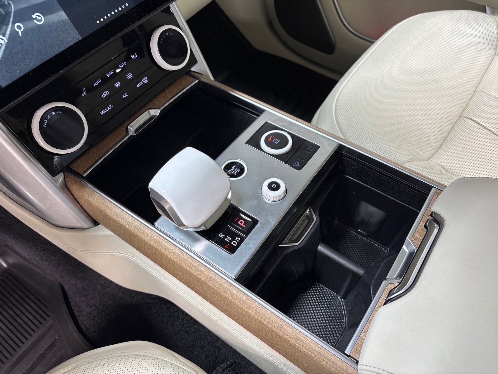 Used 2023 Land Rover Range Rover SV AWD/4WD image 13