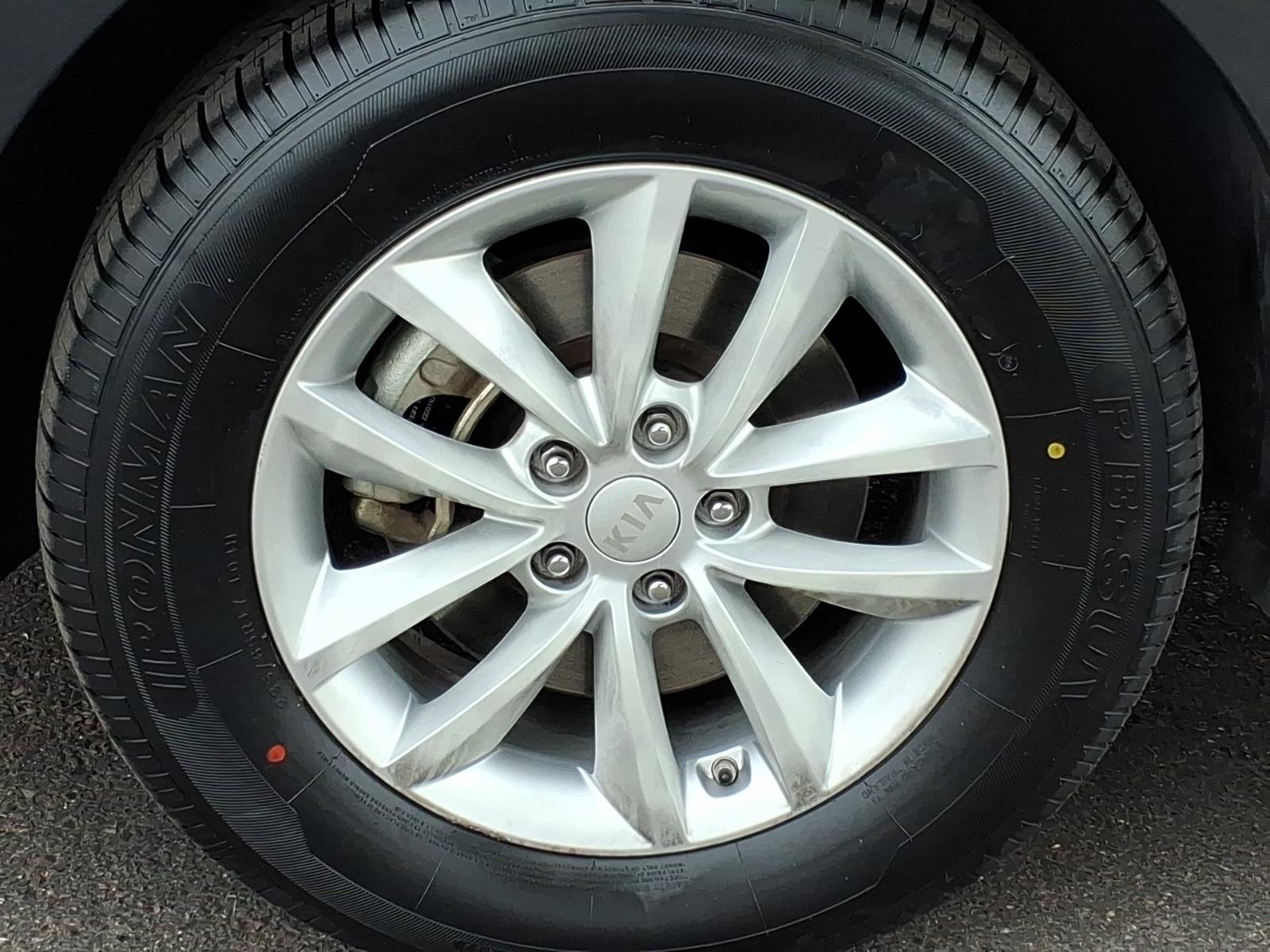 Used 2018 Kia Sorento LX image 9