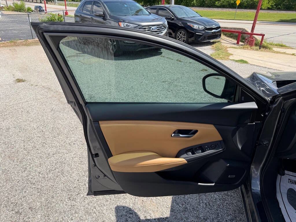 Used 2025 Nissan Sentra SV w/ SV Premium Package image 10