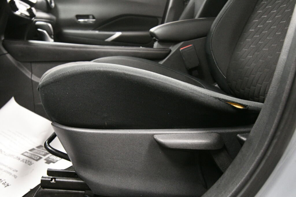 Used 2022 Nissan Kicks SV image 11