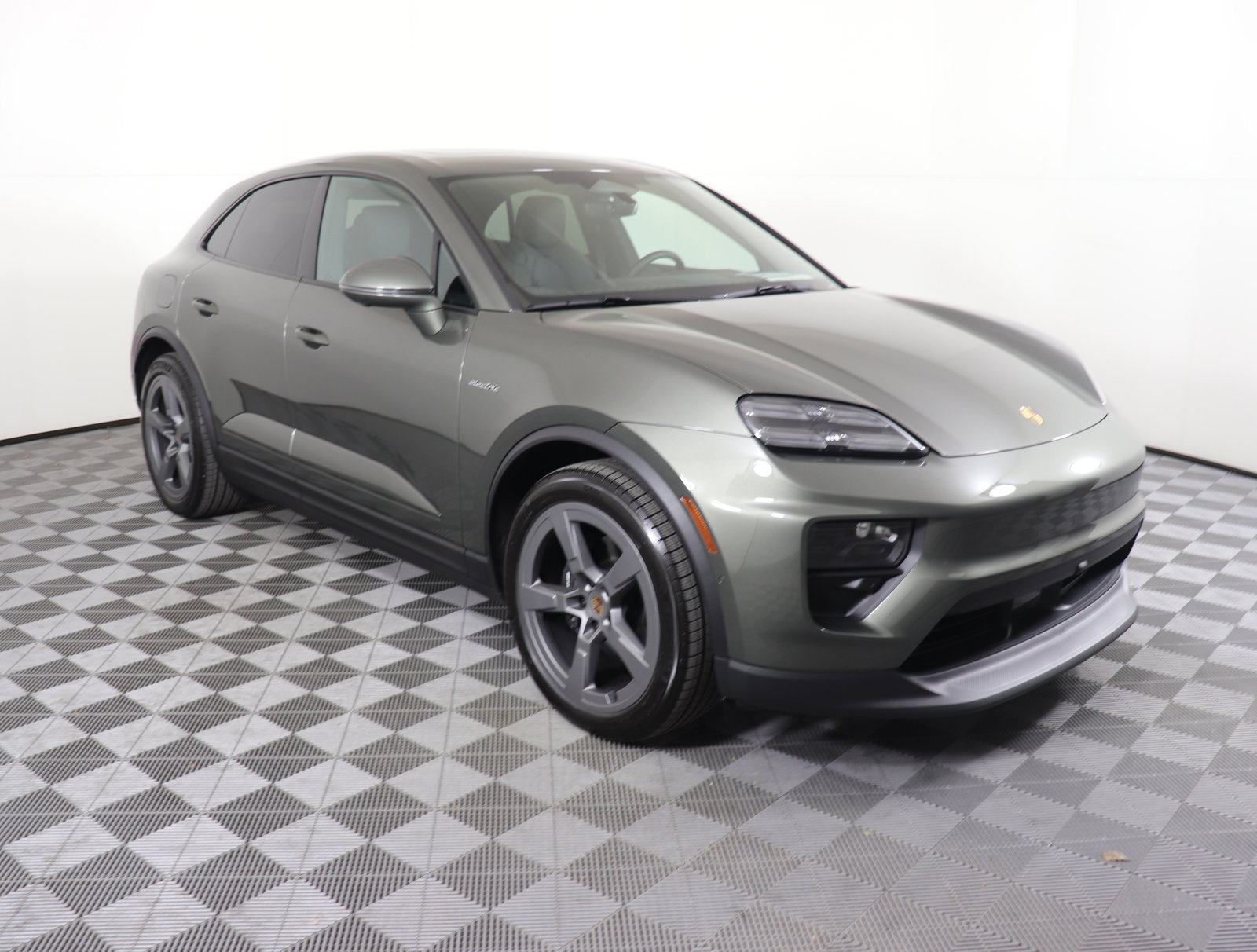 Used 2025 Porsche Macan Electric image 7