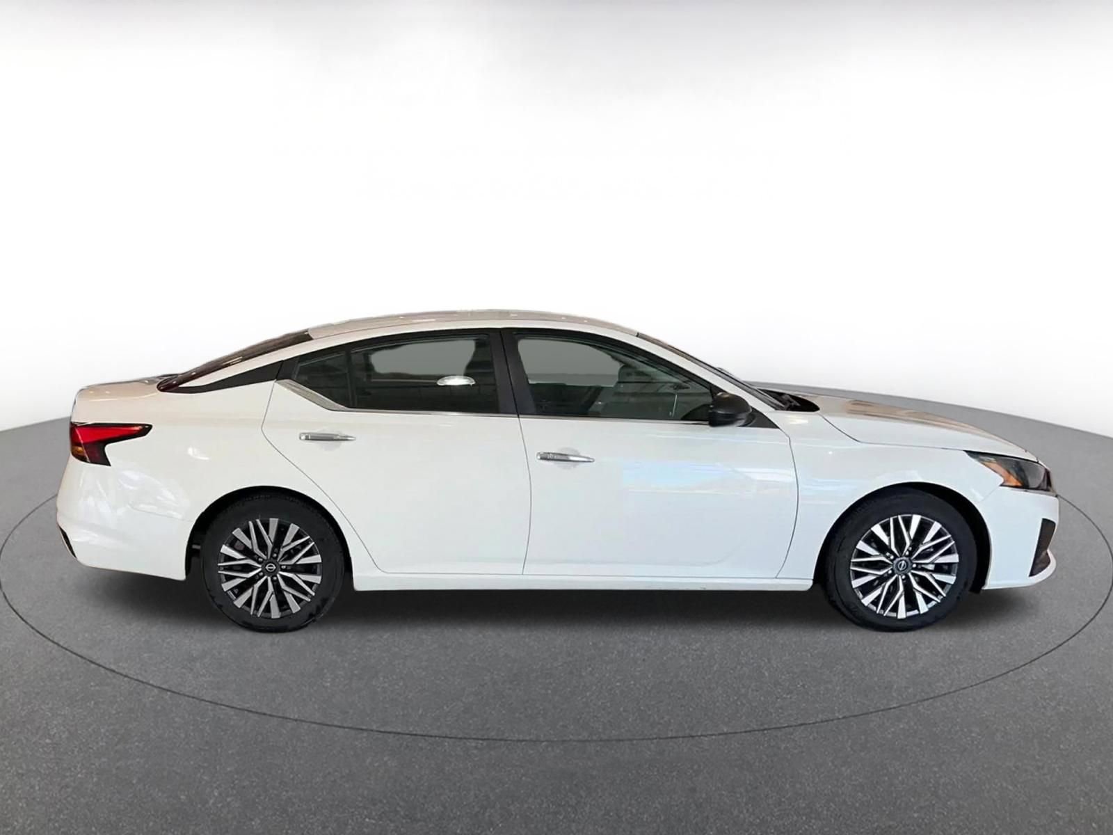 Used 2025 Nissan Altima 2.5 SV image 15