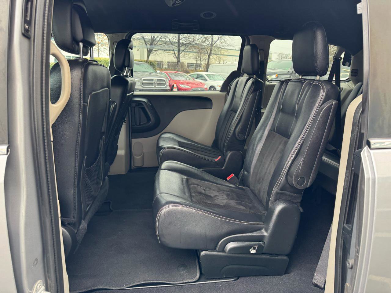 Used 2017 Dodge Grand Caravan SXT image 12