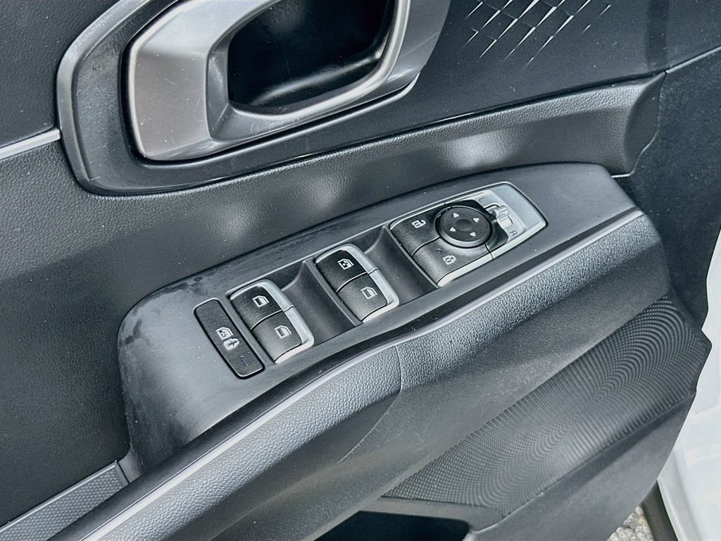 Used 2023 Kia Sorento LX FWD image 16