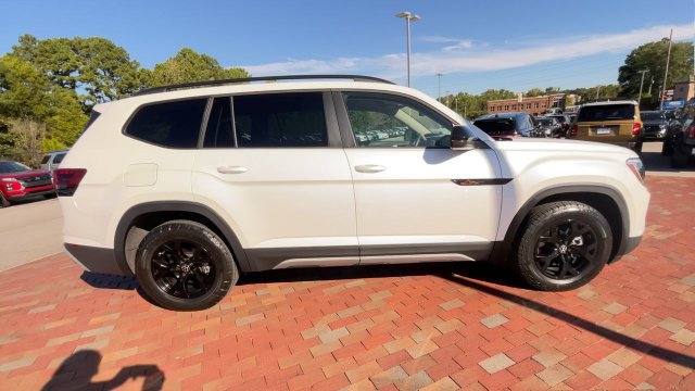 Used 2024 Volkswagen Atlas Peak Edition SEL AWD/4WD image 2