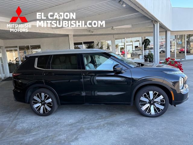 Used 2025 Mitsubishi Outlander AWD image 2