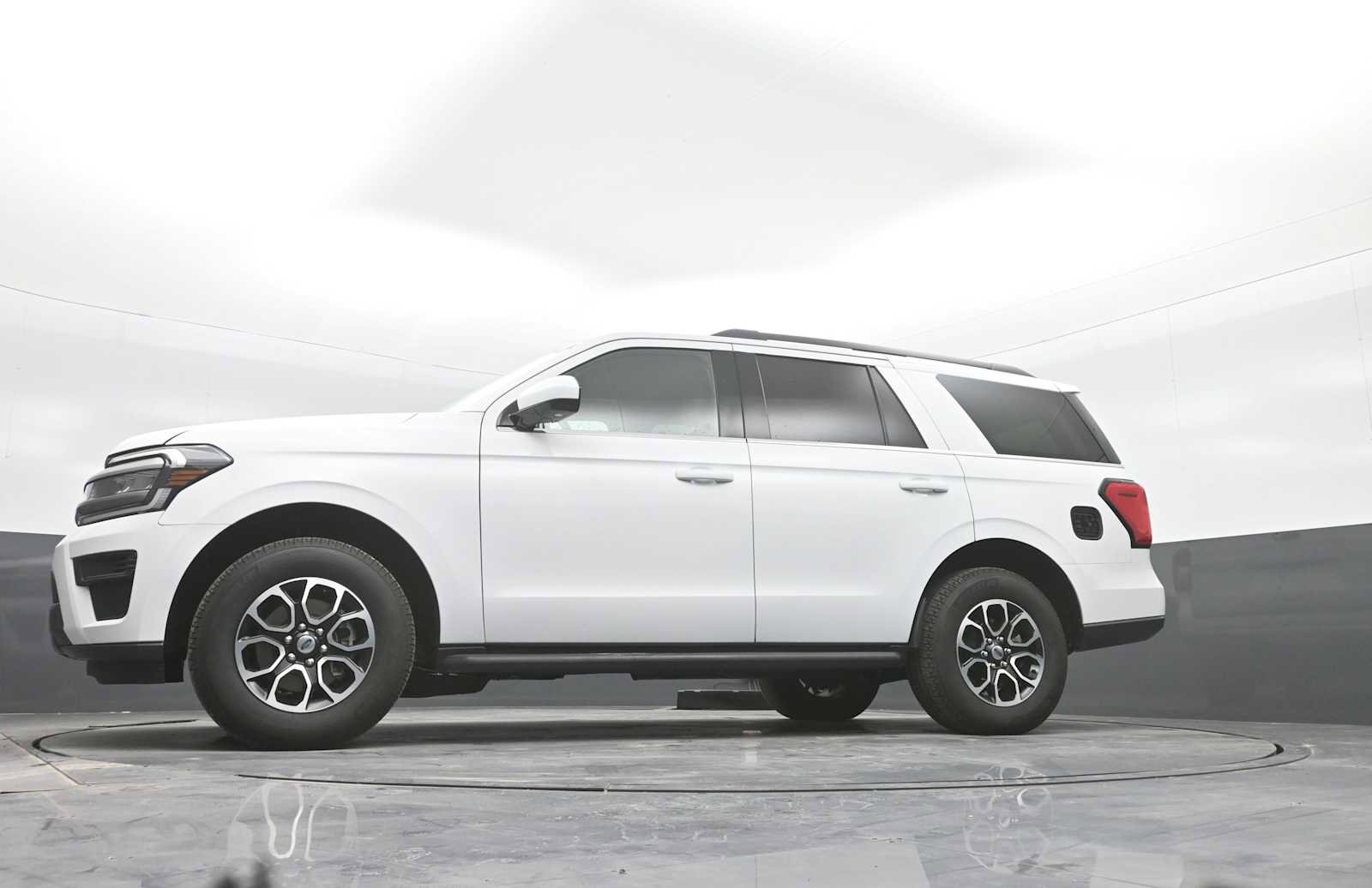 Used 2024 Ford Expedition XLT image 32