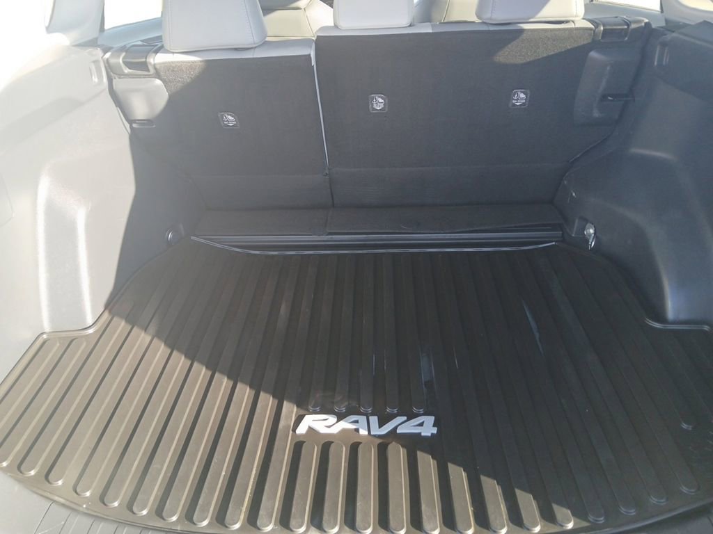 Used 2021 Toyota RAV4 XLE Premium image 19