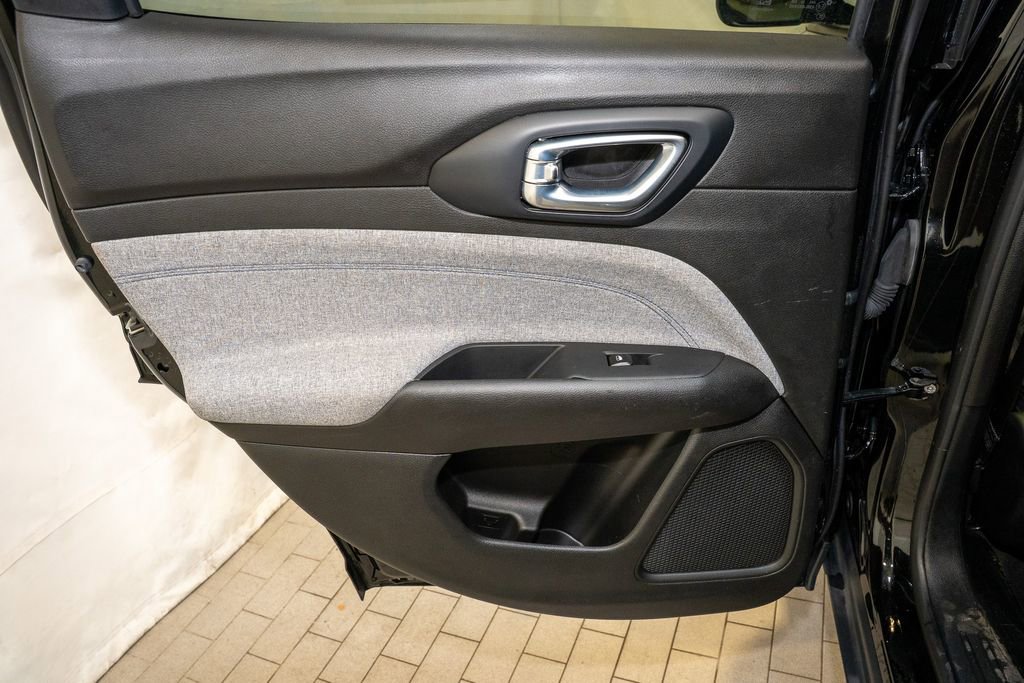 Used 2024 Jeep Compass Latitude image 9