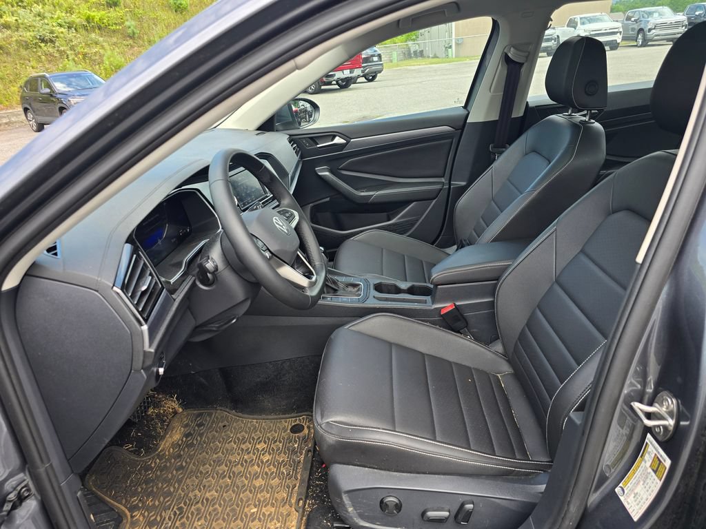 Used 2024 Volkswagen Jetta SE FWD image 4