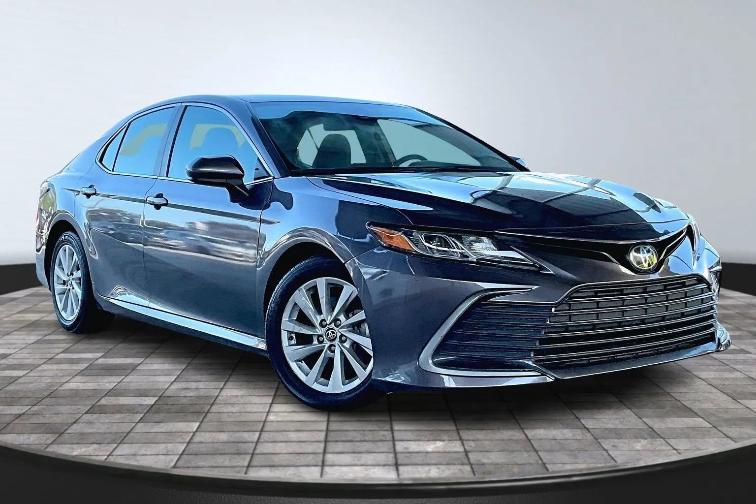Used 2022 Toyota Camry LE FWD image 3