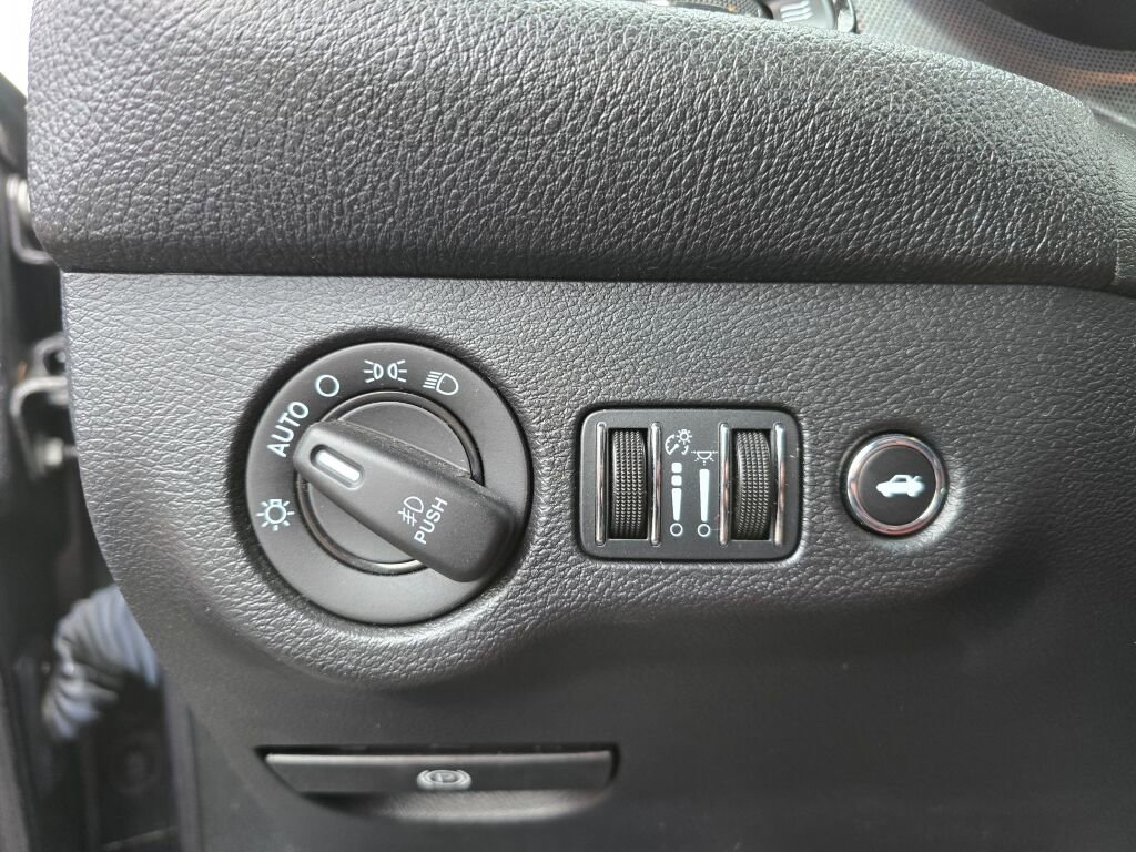 Used 2015 Dodge Challenger R/T Scat Pack RWD image 18