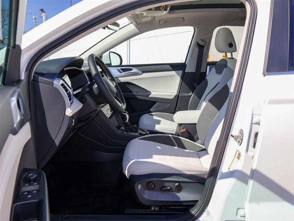 New 2026 Volkswagen Taos SE image 11