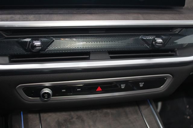 Used 2025 BMW X7 xDrive40i w/ Executive Package image 16