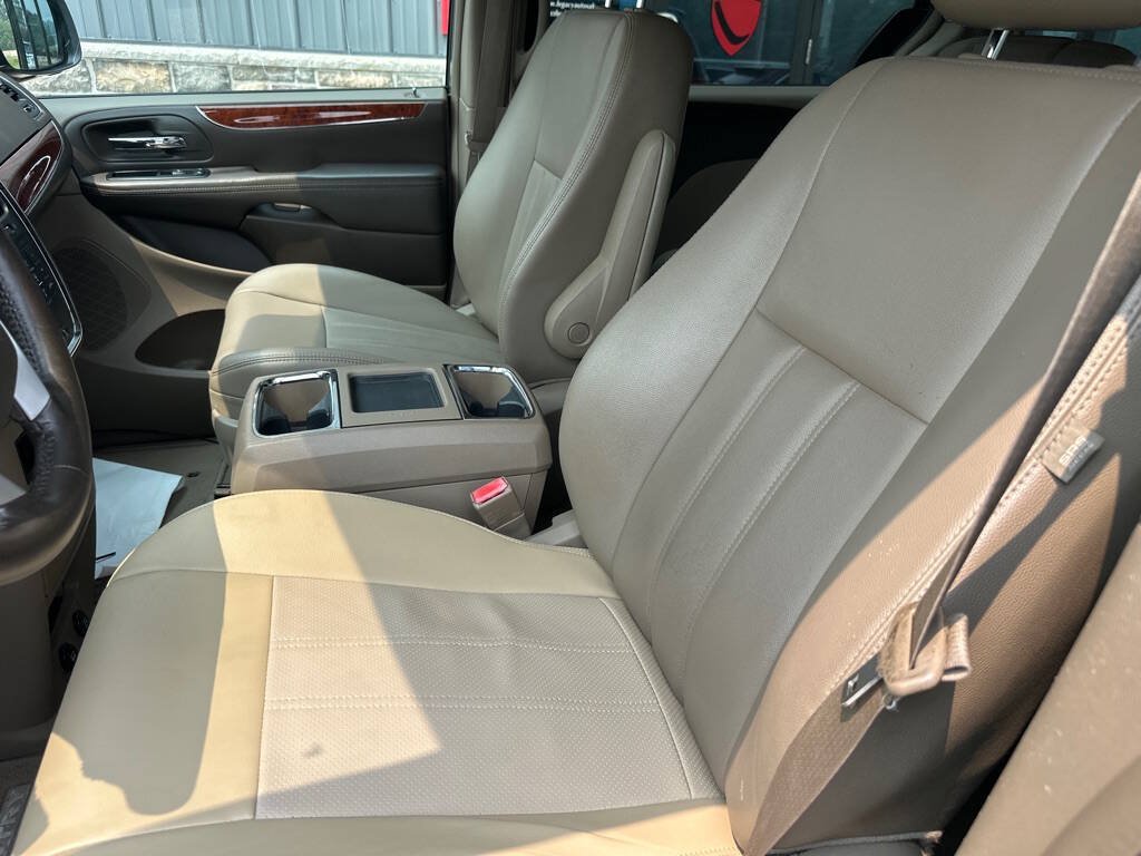 Used 2014 Chrysler Town & Country Touring FWD image 8