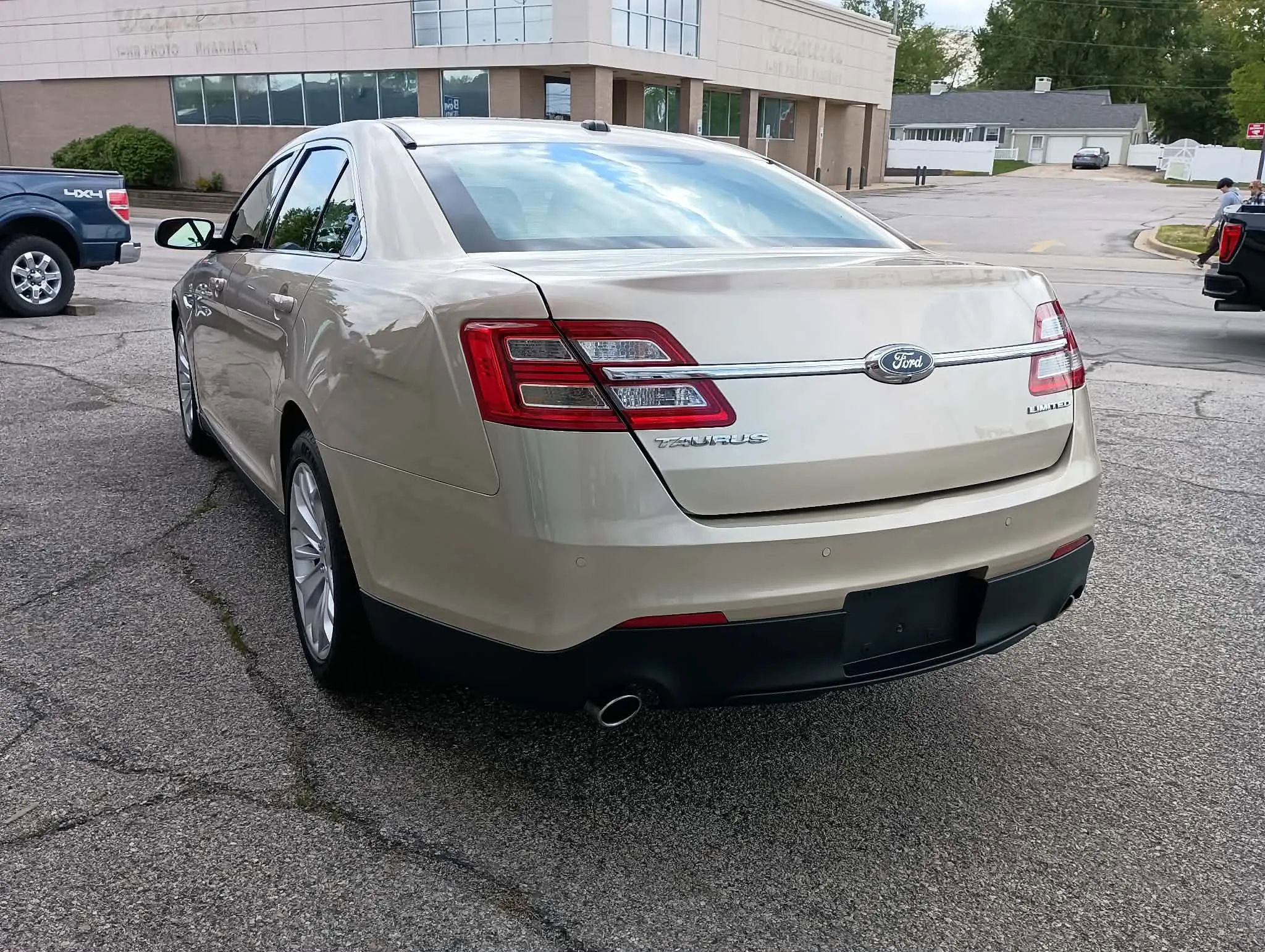 Used 2018 Ford Taurus Limited FWD image 5