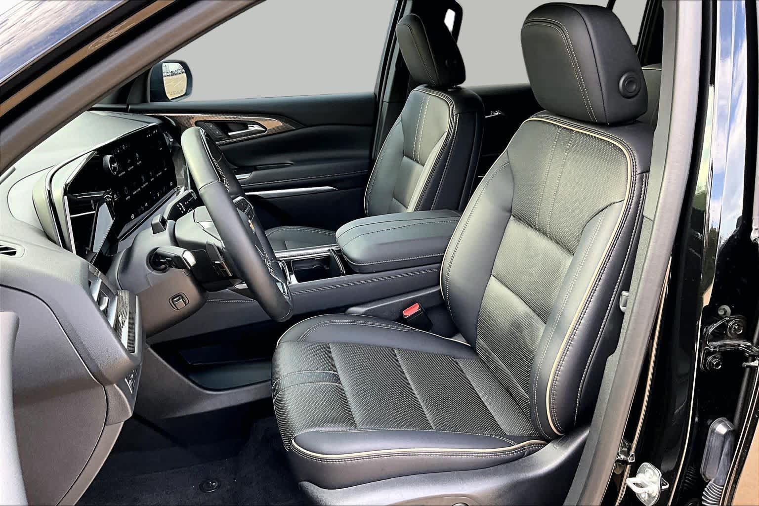 Used 2025 Chevrolet Traverse High Country w/ LPO, Floor Liner Package FWD image 8