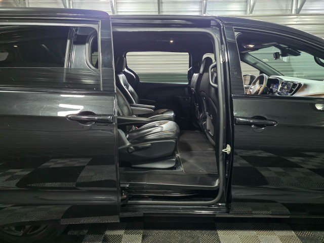 Used 2023 Chrysler Pacifica Touring-L w/ S Appearance Package FWD image 16