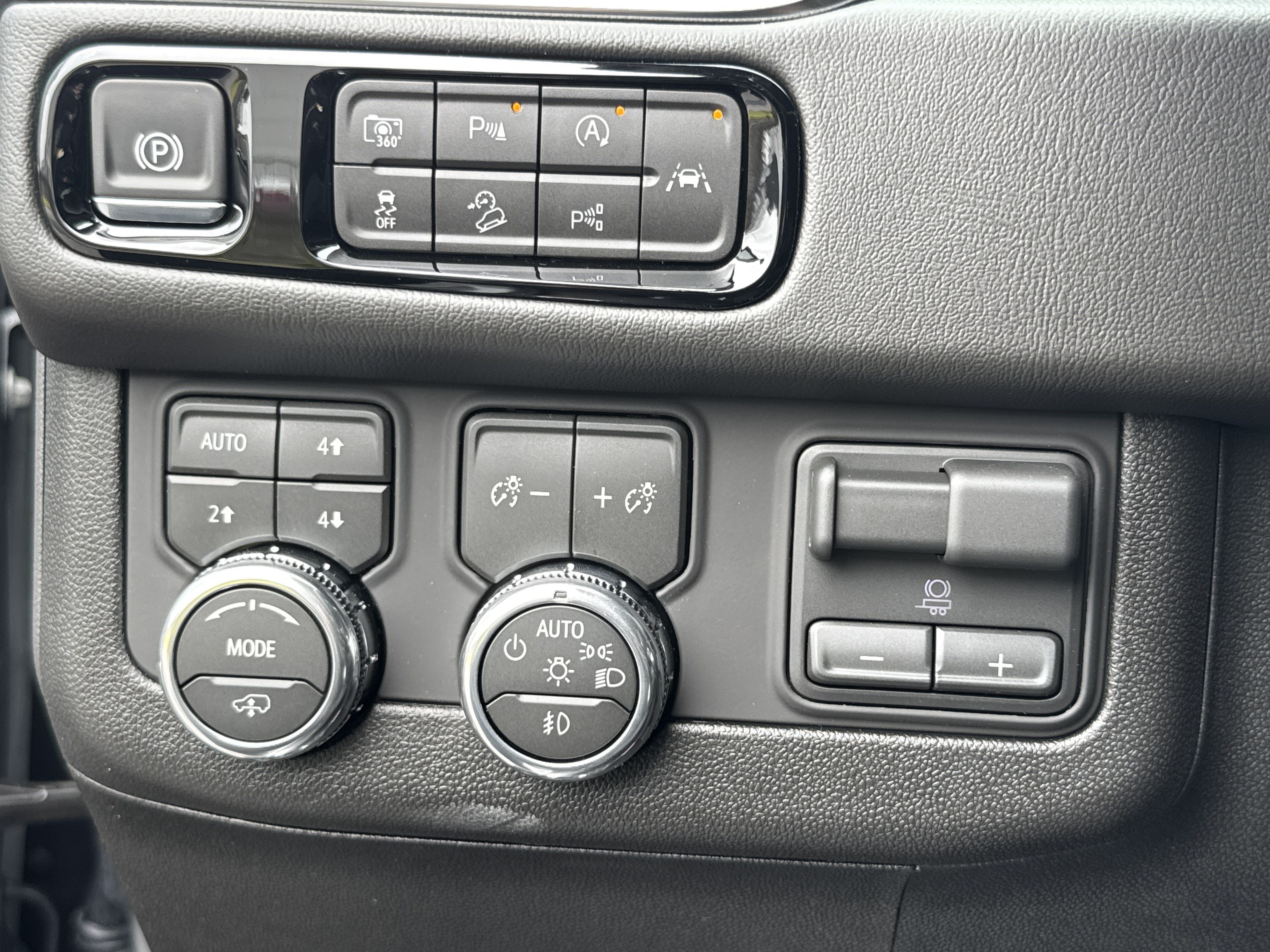 New 2026 GMC Yukon Denali w/ Sun & Power Step Package AWD/4WD image 20