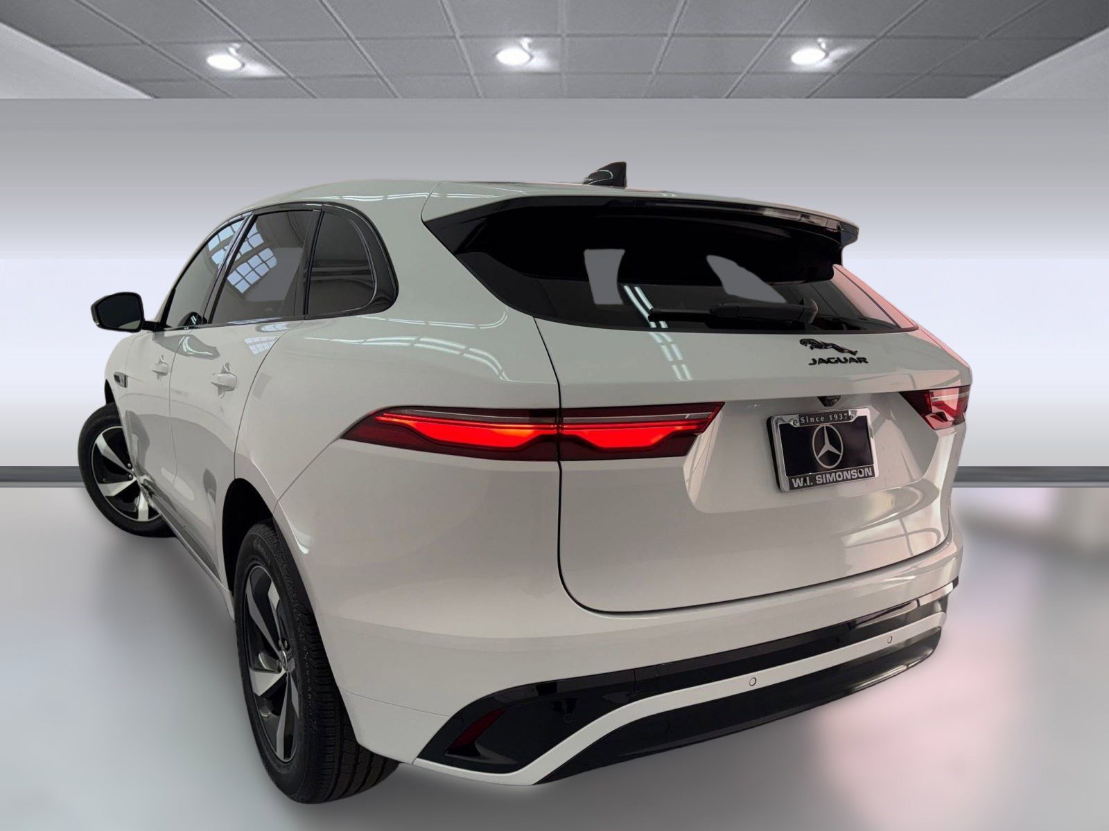 Used 2024 Jaguar F-PACE R-Dynamic S image 3