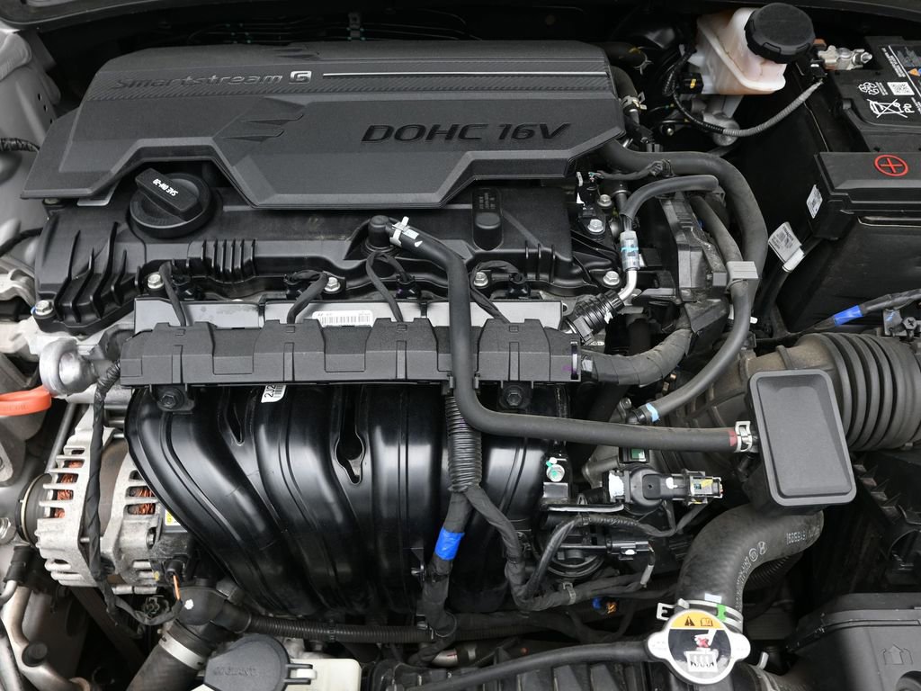 Used 2023 Hyundai Elantra SEL w/ Preferred Accessory Package FWD image 9