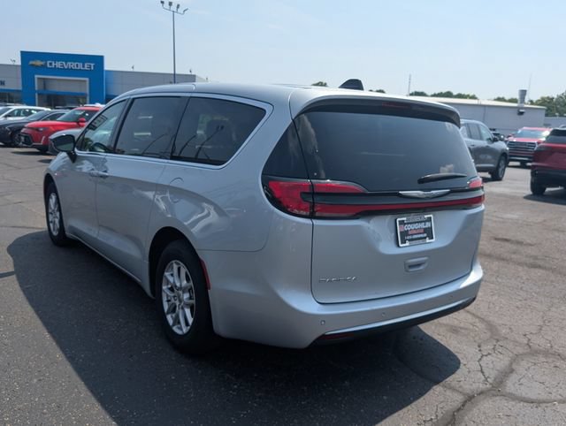 Used 2024 Chrysler Pacifica Touring-L FWD image 5