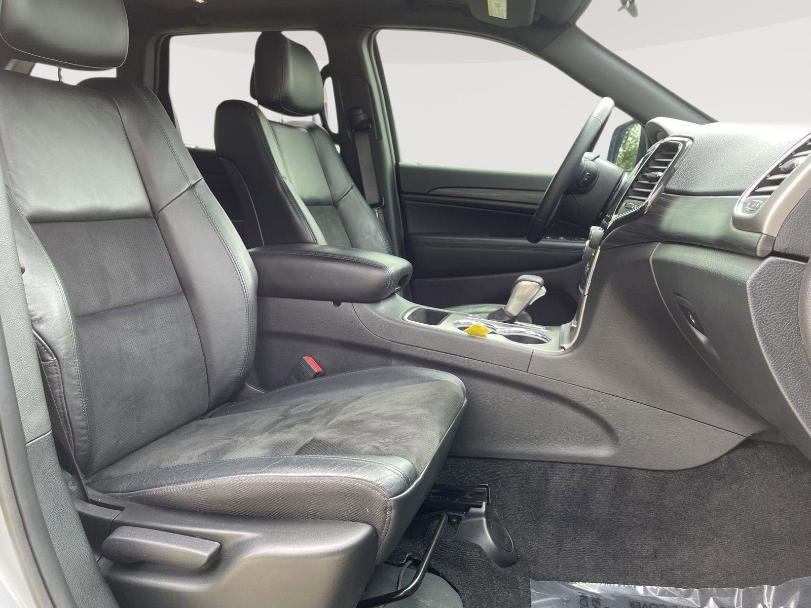 Used 2021 Jeep Grand Cherokee Laredo X AWD/4WD image 4