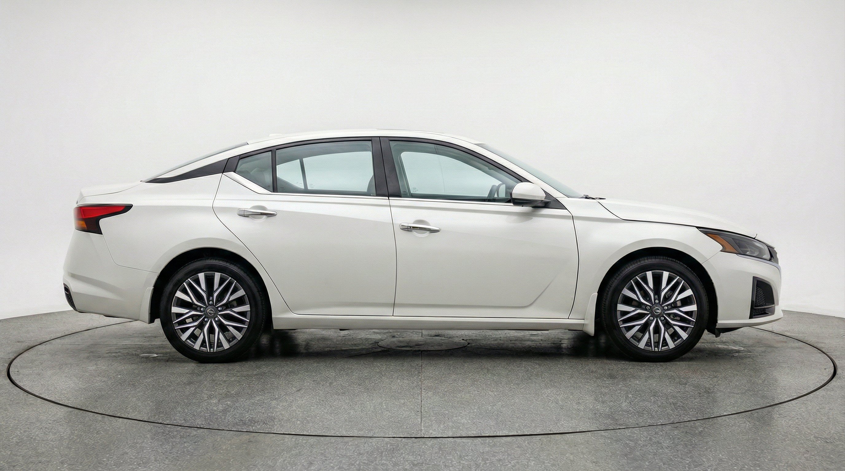 Used 2025 Nissan Altima 2.5 SV FWD image 11