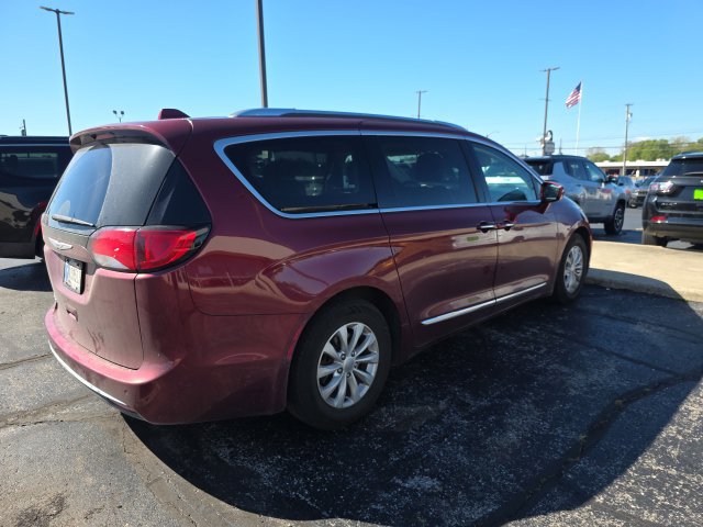 Used 2018 Chrysler Pacifica Touring-L Plus FWD image 2