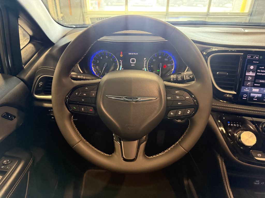 Used 2025 Chrysler Pacifica Limited FWD image 9